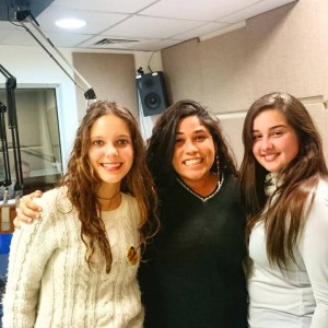 Emília Dutra (C) e as entrevistadoras Júlia (D) e Clarissa (E)